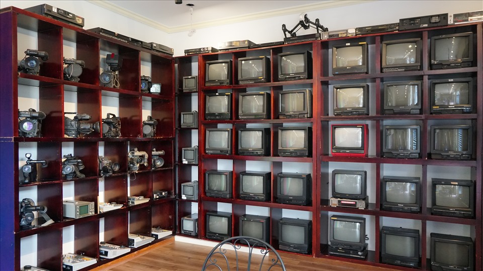 Hơn 100 thiết bị truyền hình xưa như máy quay phim, tivi, đầu video, bàn dựng, đầu thu chuyên dụng… từ những thập niên 90 đã được vợ chồng ông Phan Phước Thiện (quận Cái Răng, TP.Cần Thơ) bỏ ra nhiều năm để sưu tầm để lưu giữ.