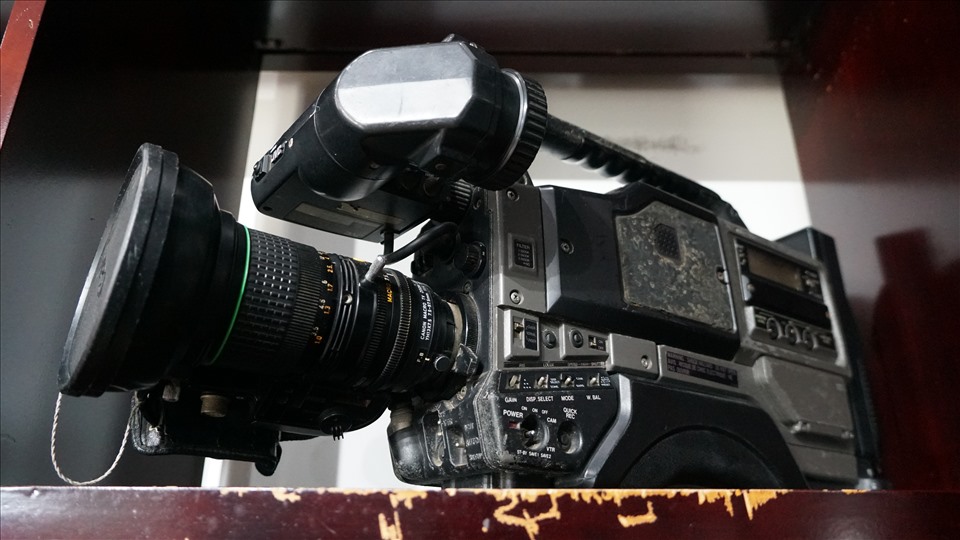 Những chiếc máy quay phim có từ thời sử dụng băng VHS, Betacam, DV. Giờ đã lỗi thời và ít thiết bị nào còn có thể sử dụng được.