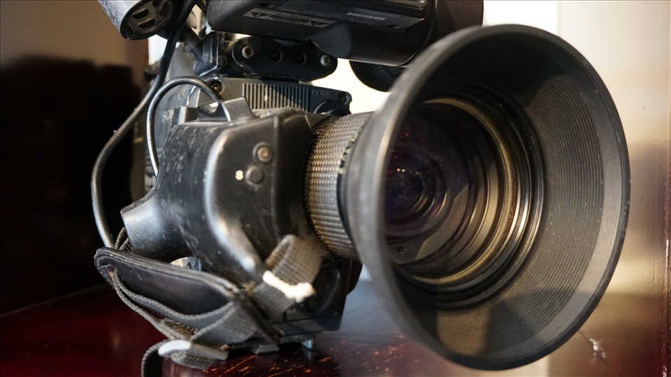 Những chiếc máy quay phim có từ thời sử dụng băng VHS, Betacam, DV. Giờ đã lỗi thời và ít thiết bị nào còn có thể sử dụng được.