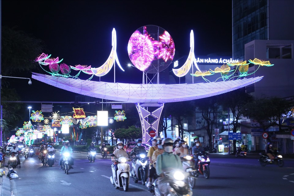 Công trình Đường đèn nghệ thuật Cần Thơ năm 2022 với chủ đề “Cần Thơ vững bước một niềm tin” đã được thi công xong và sáng đèn.