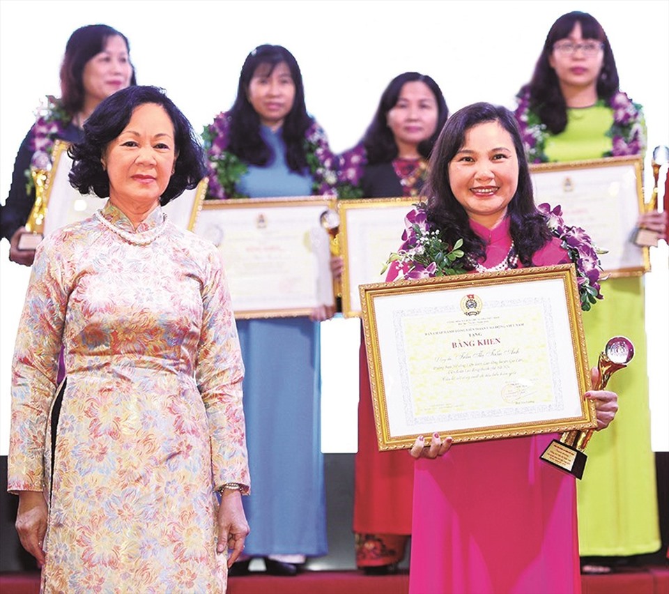 Đồng chí Trương Thị Mai trao bằng khen cho cán bộ nữ tại Hội nghị biểu dương cán bộ nữ công tiêu biểu toàn quốc lần thứ hai do Tổng LĐLĐVN tổ chức (tháng 2.2019). Ảnh: PV