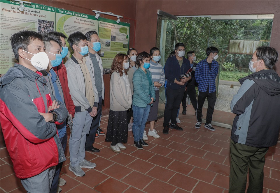 Du khách tham gia tour “Về nhà” được phổ biến quy trình nghiên ngặt trong tái thả động về rừng nguyên sinh. Ảnh: Anh Tuấn