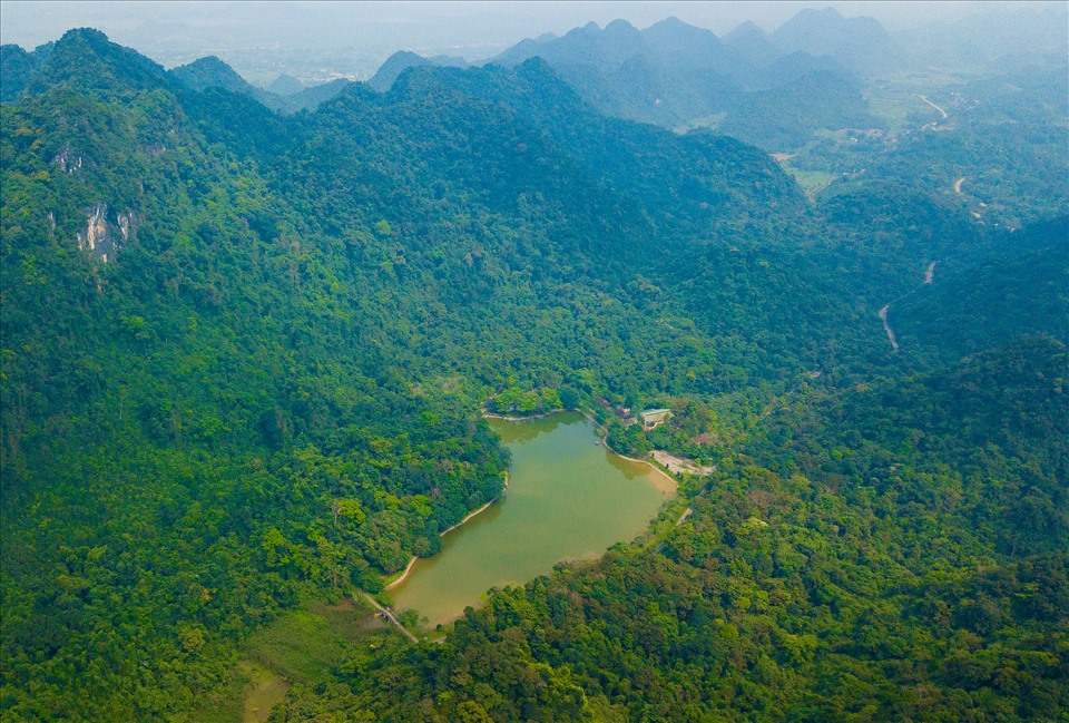Cúc Phương là Vườn quốc gia đầu tiên của Việt Nam với diện tích 22.408ha, là một trong những viên ngọc quý về sinh thái rừng trên thế giới. Đặc biệt, 3 năm liên tiếp gần đây (2019-2021), Vườn được Tổ chức World Travel Awards vinh danh là Vườn quốc gia hàng đầu Châu Á. Ảnh: Minh Đức
