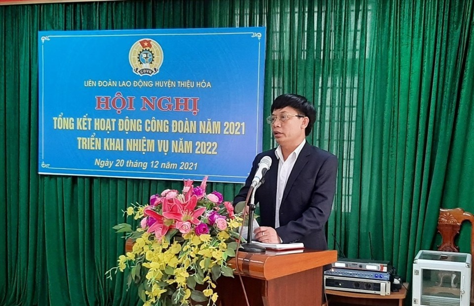 Ông Hà Xuân Thành - Phó Chủ tịch LĐLĐ tỉnh Thanh Hóa phát biểu tại hội nghị. Ảnh: Q.D
