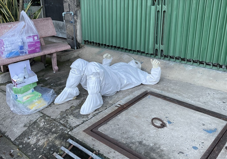 Hình ảnh Ngọc Vy nằm mệt nhoài sau 1 ngày đi bộ đến từng nhà để test cộng đồng ở Hóc Môn. Ảnh: NVCC