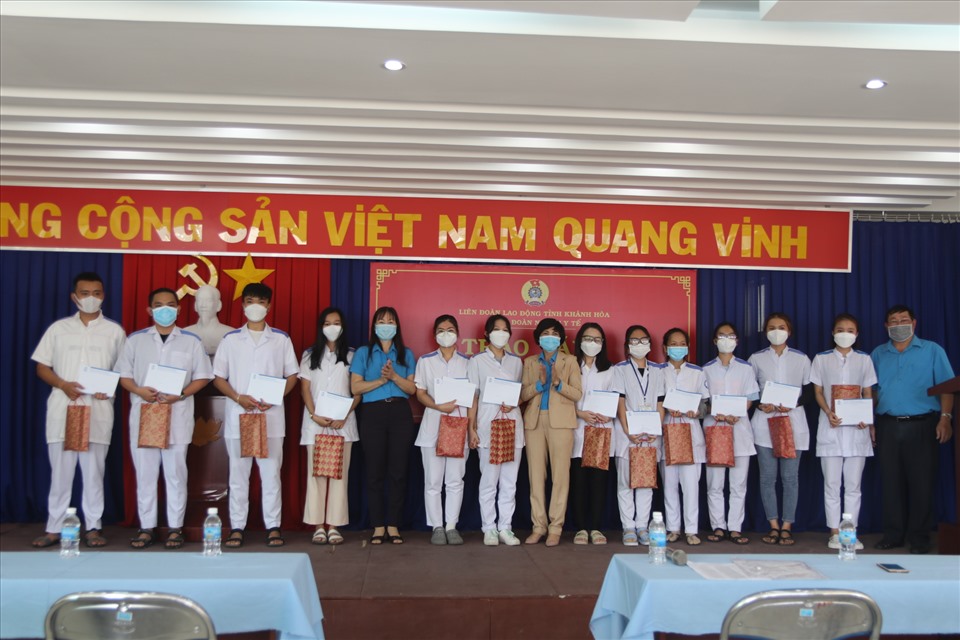Lãnh đạo LĐLĐ Khánh Hoà trao hỗ trợ cho 71 cán bộ, sinh viên trường Cao đẳng Y tế Khánh Hoà tham gia tình nguyện chống dịch. Ảnh: Phương Linh