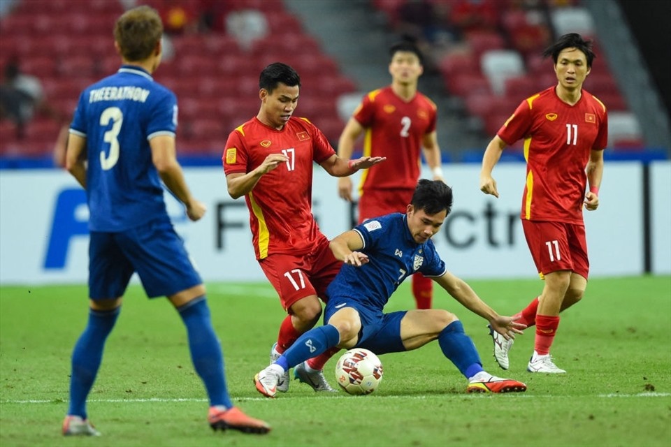 Tuyển Việt Nam gặp bất lợi trong trận đấu với Thái Lan ở bán kết lượt đi AFF Cup 2020 khi trung vệ Bùi Tiến Dũng dính chấn thương và không được đăng ký cho trận đấu này. Trong khi đó, tuyển Thái Lan đang hừng hực khí thế trước trận đấu quan trọng.