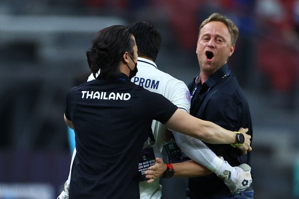 Chung cuộc, tuyển Thái Lan giành chiến thắng 2-0 trước tuyển Việt Nam trong trận bán kết lượt đi AFF Cup 2020. Với kết quả này, thầy trò huấn luyện viên Park Hang-seo phải cố gắng rất nhiều trong trận lượt về nếu muốn giành quyền vào chơi trận chung kết.
