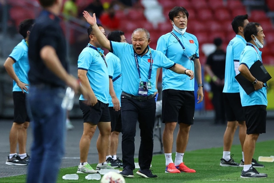 Huấn luyện viên Park Hang-seo nhiều lần phản ứng do không hài lòng với quyết định của các trọng tài.