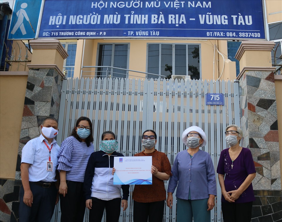 2/ Công đoàn KĐN đến thăm và hỗ trợ Hội người mù Thành phố Vũng Tàu