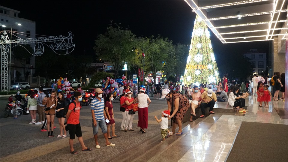 Ghi nhận của Lao Động tối ngày 23.12, một số nơi công cộng trên địa bàn thành phố Cần Thơ vẫn thường xuyên tụ tập đông đúc.