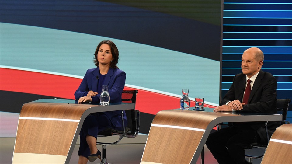Bà Annalena Baerbock và Thủ tướng Đức Olaf Scholz tham dự cuộc tranh luận cuối cùng trên truyền hình vào ngày 23.9.2021 tại Berlin. Ảnh: AFP