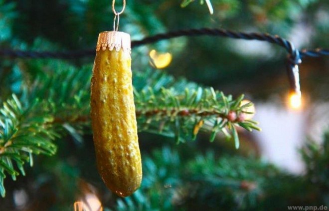 Tại Đức, dưa muối là vật trang trí Giáng Sinh liên quan đến tín ngưỡng. Ảnh: AFP