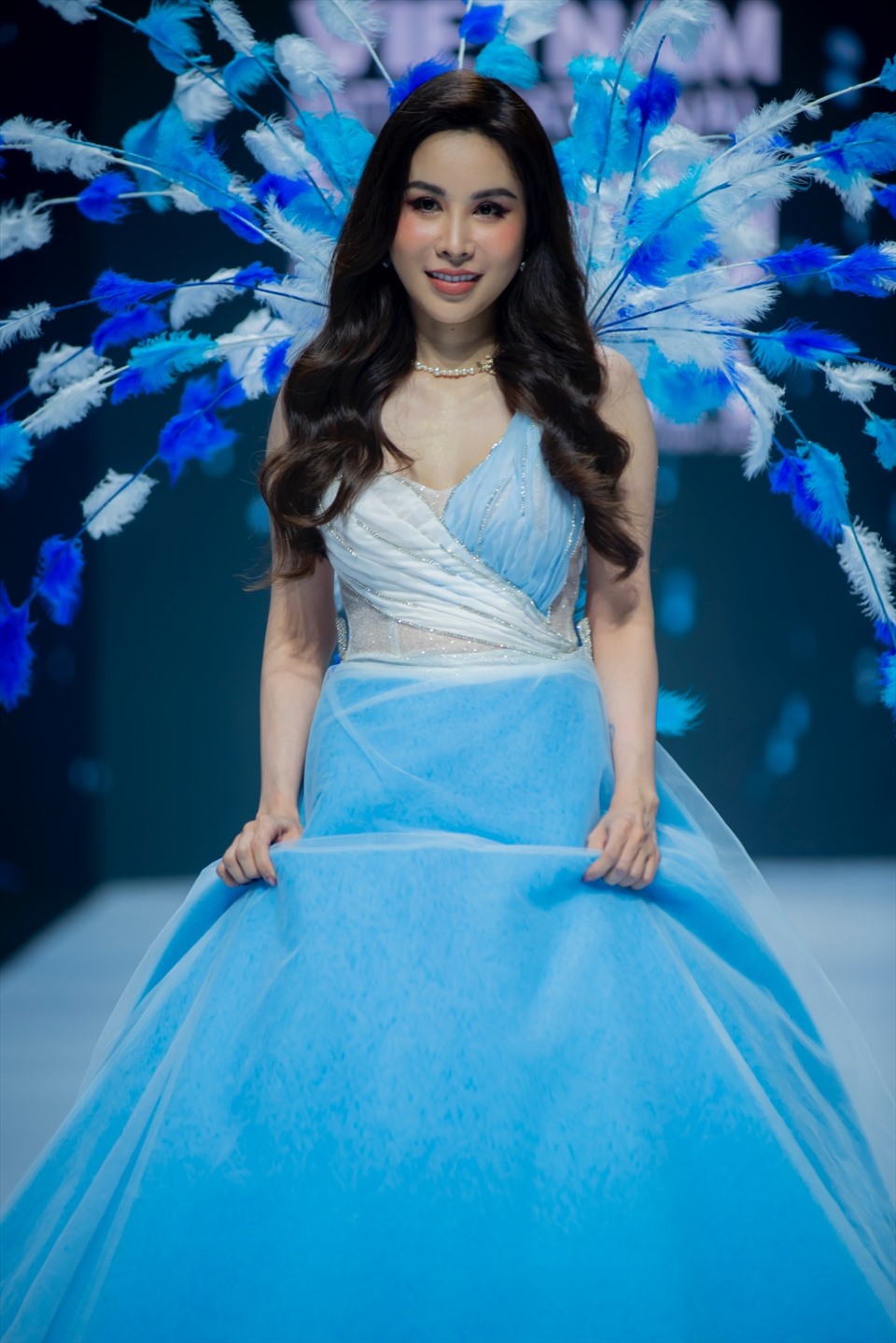 Trong mẫu thiết kế đầu tiên với sắc xanh thiên thanh, Hoa hậu Hoàng Dung hóa thành một “nàng công chúa”.