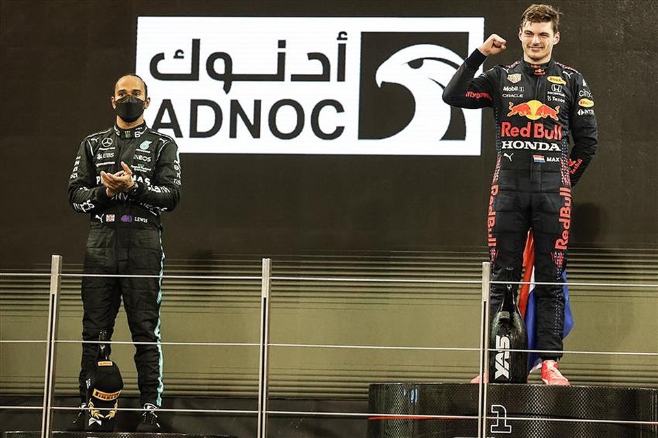 Lewis Hamilton và Max Verstappen khép lại thể thao thế giới theo cách không thể kịch tính hơn. Ảnh: Formula1