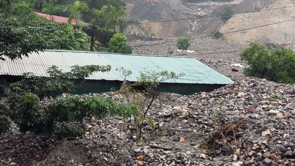 Một nhà xưởng của Công ty than Hòn Gai bị đất, đá thải vùi lấp trong trận đại hồng thủy năm 2015. Ảnh: Nguyễn Hùng