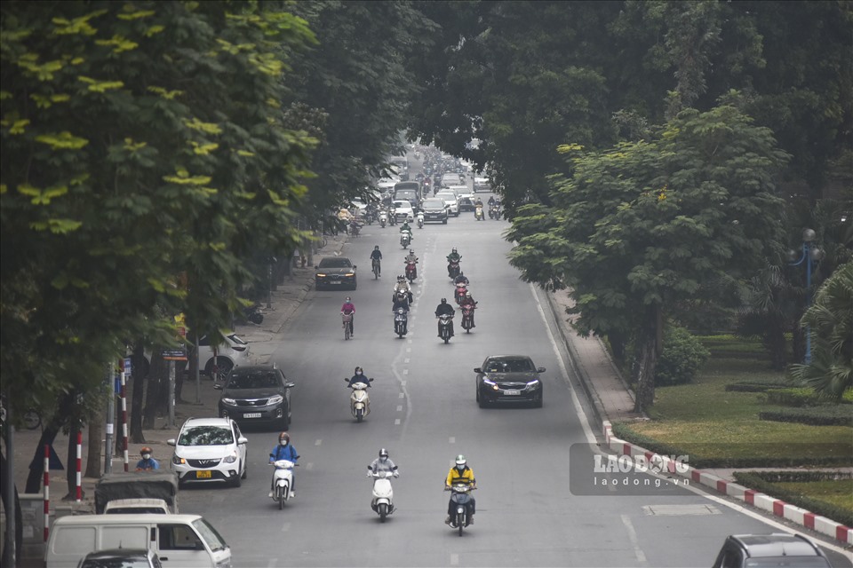 Để cải thiện tình trạng ùn tắc giao thông, tạo thuận lợi cho người dân đi lại và hoàn thiện kết cấu hạ tầng giao thông, dự kiến trong tháng 12, Sở Giao thông Vận tải Hà Nội sẽ thực hiện dự án xén dải phân cách mở rộng lòng đường Hoàng Quốc Việt từ 6 lên 8 làn xe.