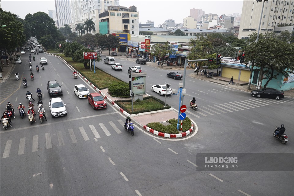Tuyến đường Hoàng Quốc Việt bắt đầu từ nút giao đường Bưởi (vành đai 2) đến nút giao đường Phạm Văn Đồng (vành đai 3). Theo kế hoạch, cuối tháng 12.2021, dải phân cách giữa có tổng chiều dài 2.480m sẽ được điều chỉnh kích thước. Dự kiến thời gian thi công khoảng 3 tháng với tổng mức đầu tư 25,6 tỉ đồng.