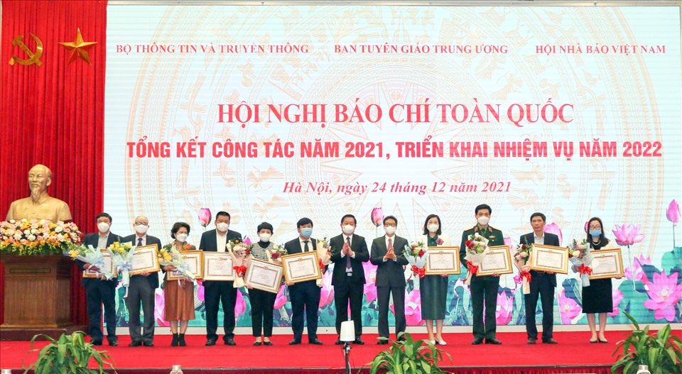 Trưởng Ban Tuyên giáo Trung ương Nguyễn Trọng Nghĩa và Phó Thủ tướng Vũ Đức Đam trao bằng khăn đối với các tập thể.