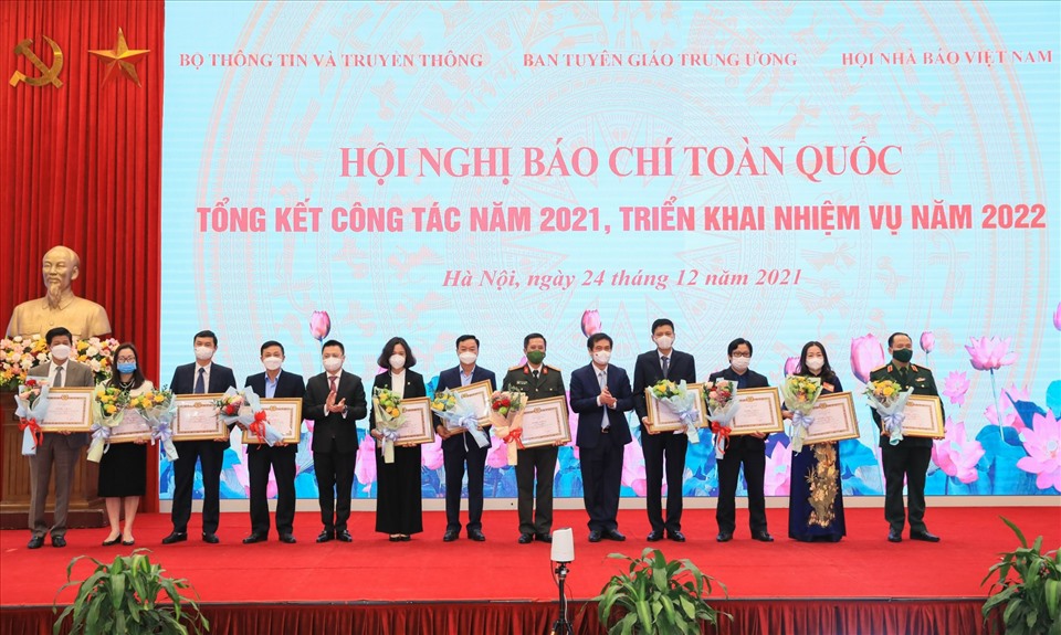 Ông Lê Quốc Minh, Tổng Biên tập Báo Nhân dân, Chủ tịch Hội Nhà báo Việt Nam và ông Phan Xuân Thủy, Phó trưởng Ban Tuyên giáo Trung ương trao bằng khen cho các tập thể.