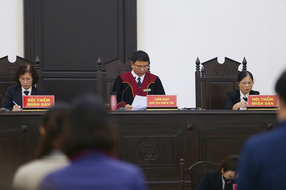Chủ toạ Phạm Năng Thành - công bố bản án với các bị cáo trong vụ cấp bằng giả xảy ra tại Đại học Đông Đô. Ảnh: V.D