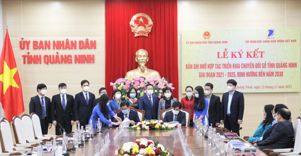 Lãnh đạo tỉnh Quảng Ninh và VNPT ký kết và trao bản ghi nhớ hợp tác triển khai chuyển đổi số toàn diện tỉnh Quảng Ninh giai đoạn 2021-2026. Ảnh: Cao Hưng