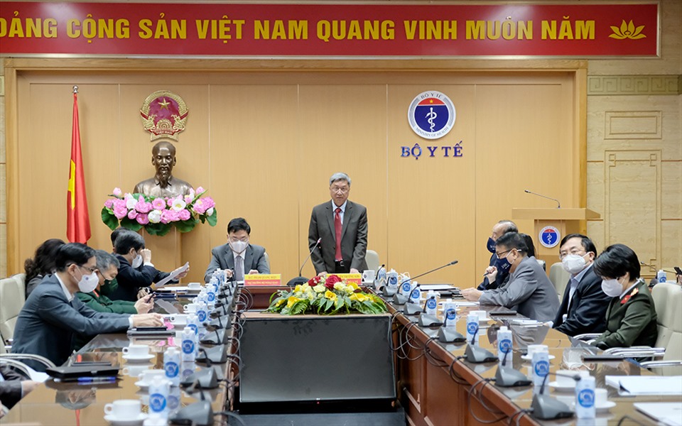 Thứ trưởng Bộ Y tế Nguyễn Trường Sơn chủ trì cuộc họp. Ảnh: BYT