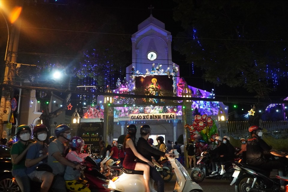 Giáng sinh năm nay, xóm đạo trên đường Phạm Thế Hiển không trang trí nhiều. Tuy nhiên, tối 24.12, rất đông người đã đổ về đây vui chơi khiến nơi đây trở nên nhộn nhịp.