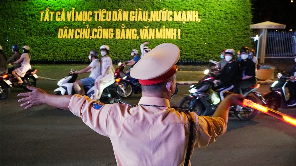 Tại điểm giao đại lộ Hòa Bình - Nguyễn Trãi, dòng phương tiện chen chúc nhau.
