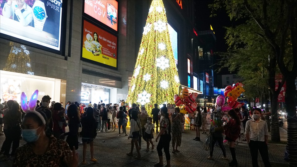 Tối 24.12, đúng vào dịp cuối tuần nên lượng người đổ về trung tâm TP.Cần Thơ vui chơi mừng lễ Giáng sinh rất đông.