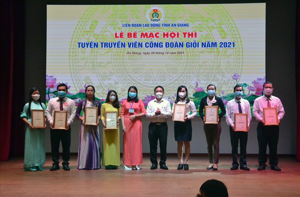 Trao giải cho 10 thí sinh đạt giải Khuyến khích Cuộc thi Tuyên truyền viên Công đoàn giỏi tỉnh An Giang năm 2021. Ảnh: LT