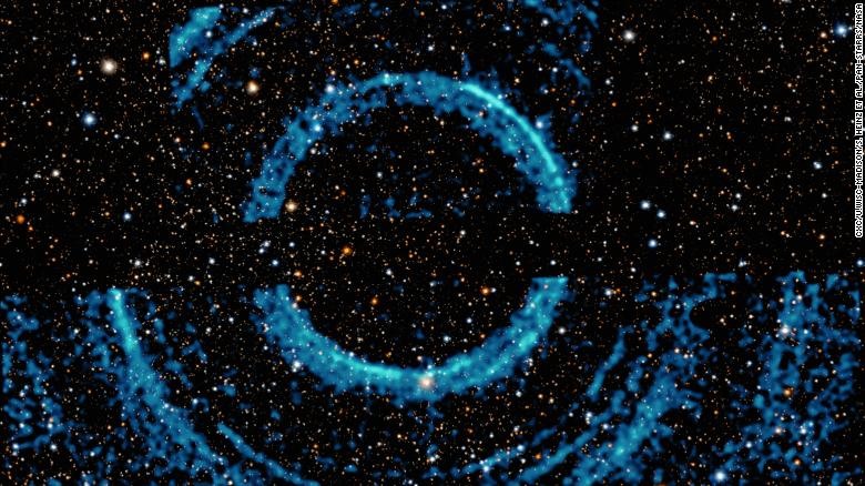 Những vòng bất thường xung quanh một hố đen. Ảnh: NASA