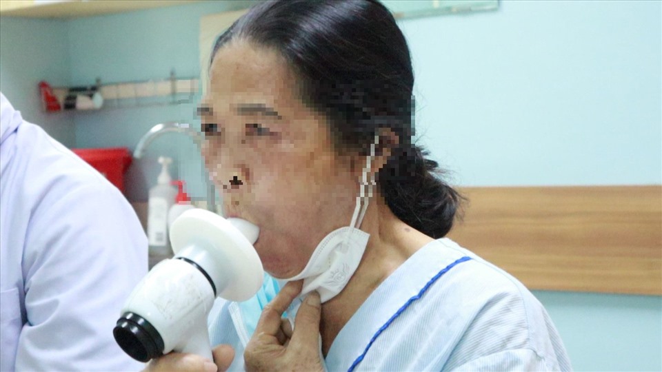 Ám ảnh của những bệnh nhân mắc phổi tắc nghẽn mãn tính khi có dịch COVID-19. Ảnh: Nguyễn Ly