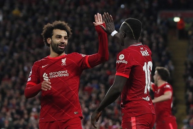 Salah và Mane chuẩn bị rời Anfield trong gần 1 tháng. Ảnh: Liverpool FC