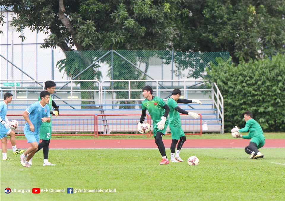 Các thủ môn tuyển Việt Nam tập trung luyện tập trong suốt quãng thời gian có mặt trên sân. Trước đó, thủ thành Nguyên Mạnh thi đấu xuất sắc để cứu 1 bàn thua cho đội nhà trên chấm phạt đền ở trận bán kết lượt đi. Ảnh: VFF