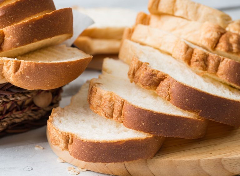 Bánh mì thường được sử dụng như một món ăn khi giảm cân để hạn chế tinh bột từ cơm. Tuy nhiên, theo một nghiên cứu , nếu ăn hai lát bánh mì trắng mỗi ngày có thể làm tăng nguy cơ béo phì lên đến 40%. Bánh mì trắng được làm từ bột mì tinh luyện, tẩm nhiều đường và dễ dẫn đến quá nhiều calo nạp vào, khó có thể giảm cân. Hãy chọn các lựa chọn khác như bánh mì bột hạnh nhân, bánh mì đen, bánh mì từ các loại hạt.