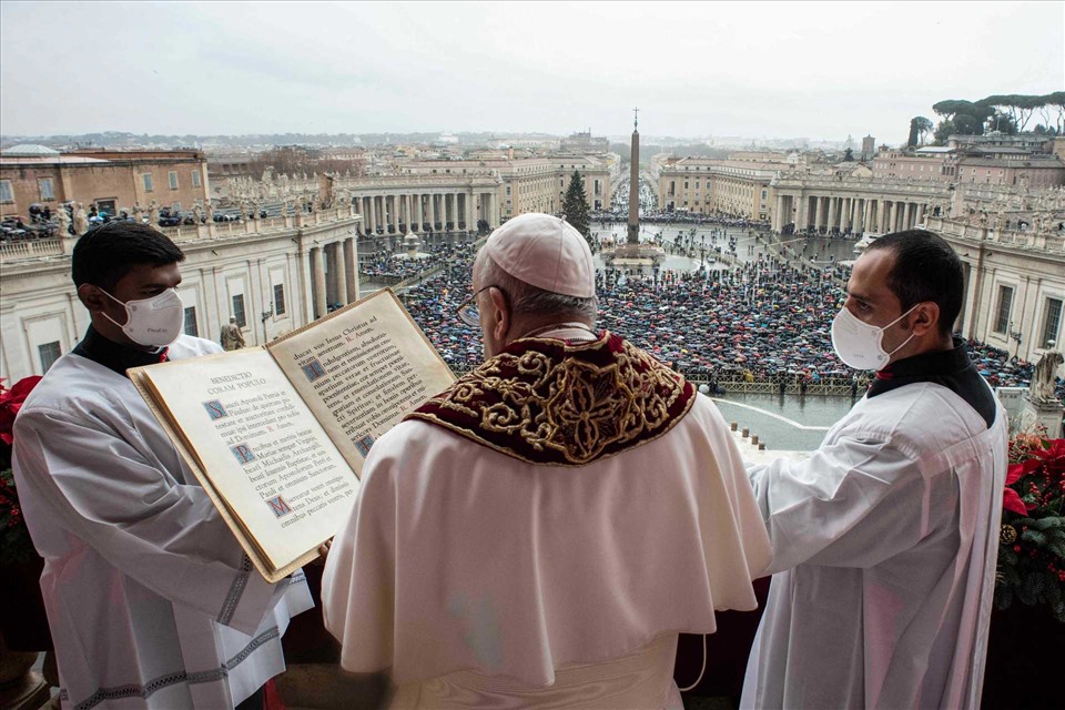 Giáo hoàng Francis đọc thông điệp Giáng sinh từ . Ảnh: AFP