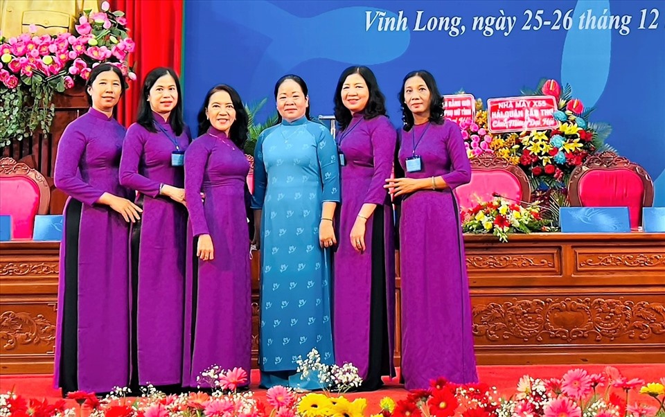 Đoàn đại biểu nữ CCVCLĐ tỉnh Vĩnh Long tham dự đại hội.