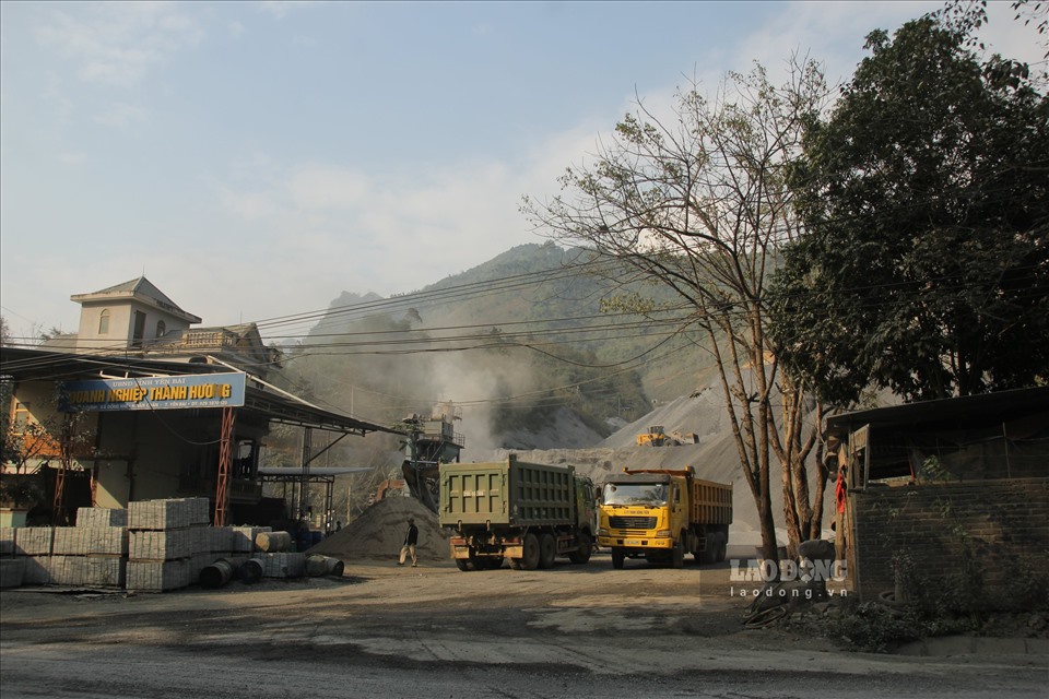 Mỏ đá Đồng Khê đang được 2 đơn vị là Công TNHH Đại Đồng Tiến và Doanh nghiệp tư nhân Thành Hương hoạt động khai thác, sản xuất vật liệu xây dựng.