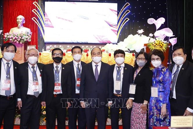 Chủ tịch nước Nguyễn Xuân Phúc chụp ảnh chung với các đại biểu. Ảnh: Thống Nhất – TTXVN