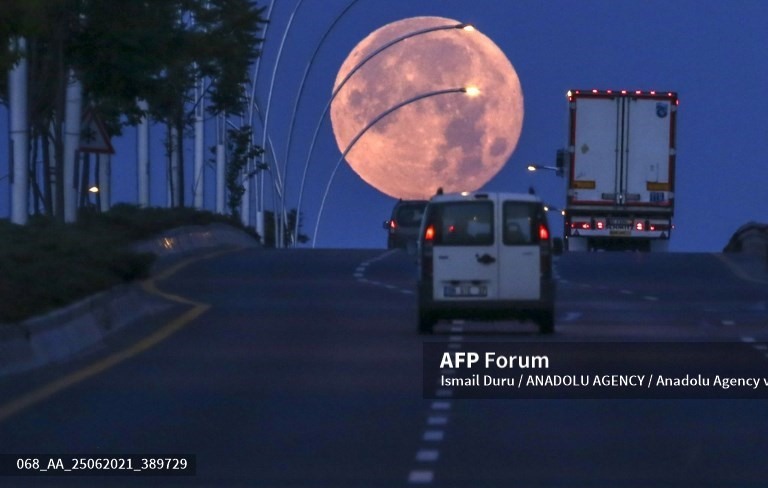 Mặt trăng Dâu tây năm 2021 được nhìn thấy ở Ankara, Thổ Nhĩ Kỳ. Ảnh: AFP