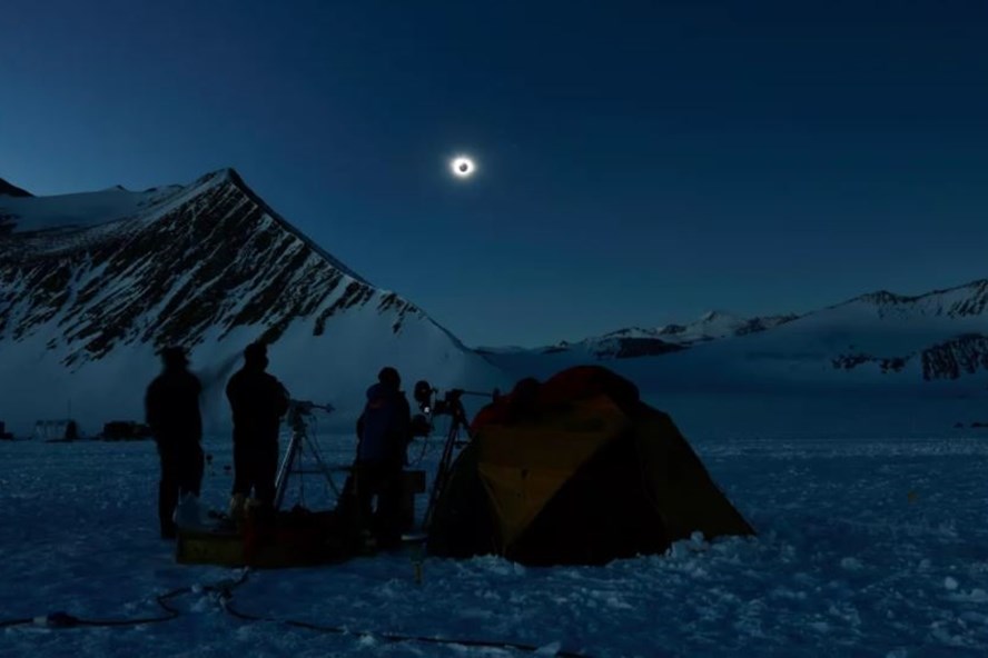 Nam Cực chìm trong bóng tối khi diễn ra nhật thực toàn phần ngày 4.12. Ảnh: AFP