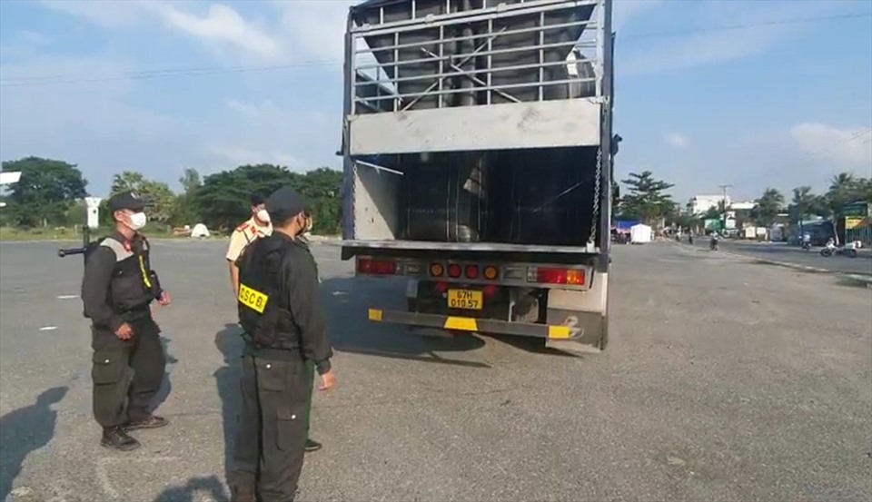 Lực lượng chống buôn lậu tỉnh An Giang bắt xe tải chở hàng chục tấn hóa chất không rõ nguồn gốc. Ảnh: VT