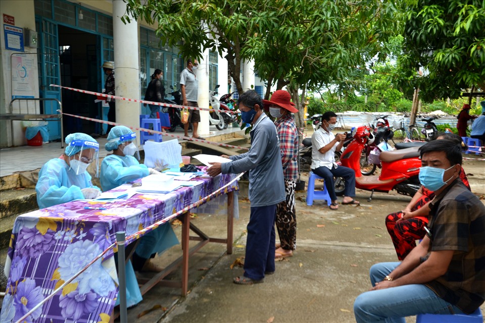 Đẩy mạnh phủ vaccine trong người dân ở huyện biên giới An Phú. Ảnh: LT