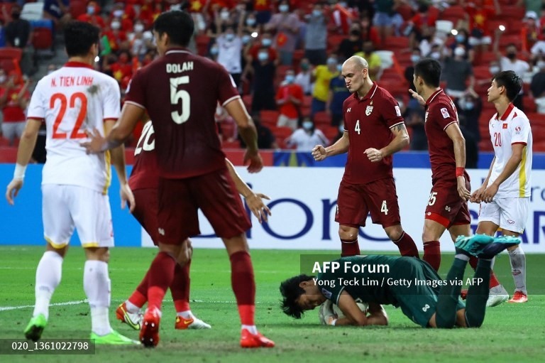Tuyển Việt Nam chưa thể tìm được đường vào khung thành Thái Lan. Ảnh: AFP