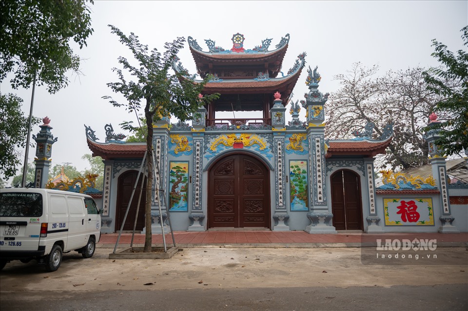 Trước đó, cây sưa nằm trong khuôn viên chùa Vĩnh Phúc, bán đấu giá lấy tiền để đầu tư công, xây dựng và sửa chữa các công trình phúc lợi ở thôn.