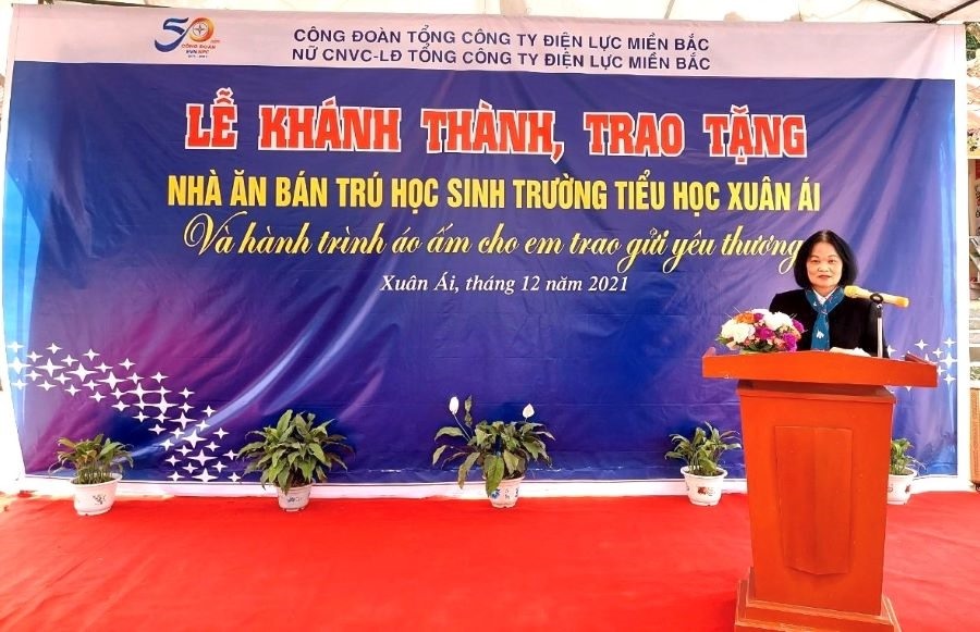 Bà Nguyễn Thị Kim Ngọc – Trưởng ban Nữ công Công đoàn Tổng công ty Điện lực miền Bắc phát biểu tại buổi lễ