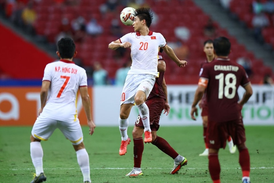 Tuyển Việt Nam thi đấu phấn khởi trong hiệp 1. Bóng chủ yếu lăn bên phần sân của đội tuyển Thái Lan.
