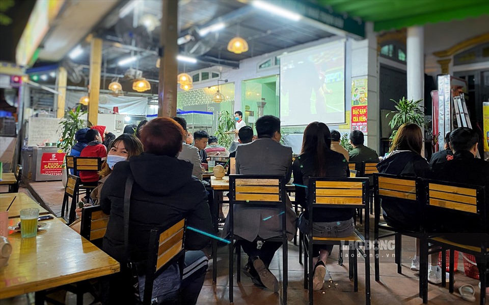 Tối 26.11, đội tuyển Việt Nam có trận đấu bán kết lượt về với Thái Lan ở AFF Cup 2020. Nhiều quán bia hơi trên địa bàn thành phố Hà Nội chật kín khách xem bóng đá dù số ca mắc COVID-19 những ngày gần đây ở thủ đô luôn ở mức cao.