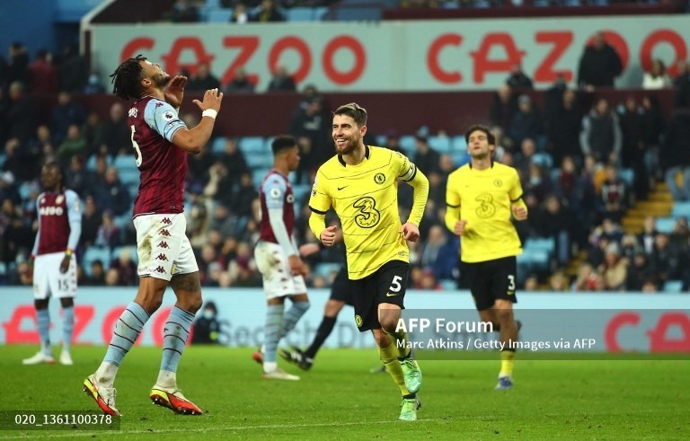 Chelsea có trận đấu vất vả hơn khi đến làm khách trên sân Aston Villa, tuy nhiên, với sự trở lại của Romelu Lukaku, họ vẫn có 3 điểm khi trở về cùng chiến thắng 3-1. Tiền đạo người Bỉ ghi 1 bàn và mang về một quả 11m, giúp Jorginho hoàn tất cú đúp. Chelsea đã bằng điểm với Liverpool (41) nhưng đá nhiều hơn 1 trận.